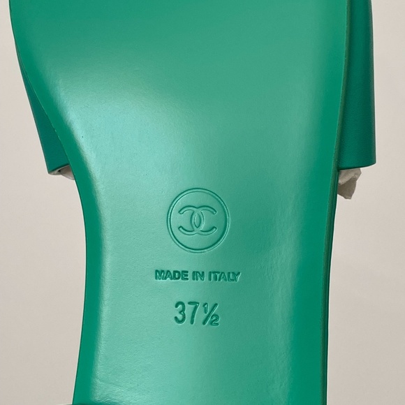 2023 CHANEL CHA NEL LOGO GREEN LEATHER FLAT SHOES SLIDES MULES 37.5 - Picture 15 of 16